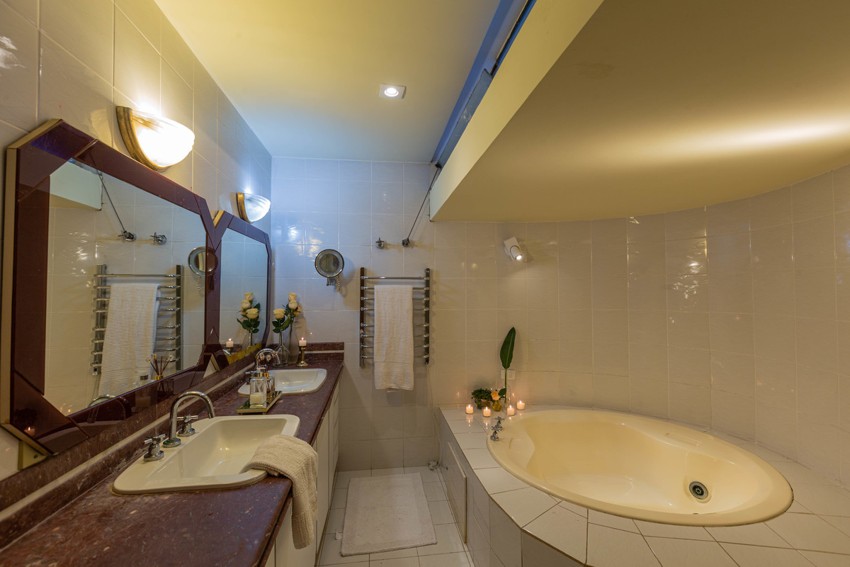 
Fotografia Profissional de residências e apartamentos. Banheiro da suite. 