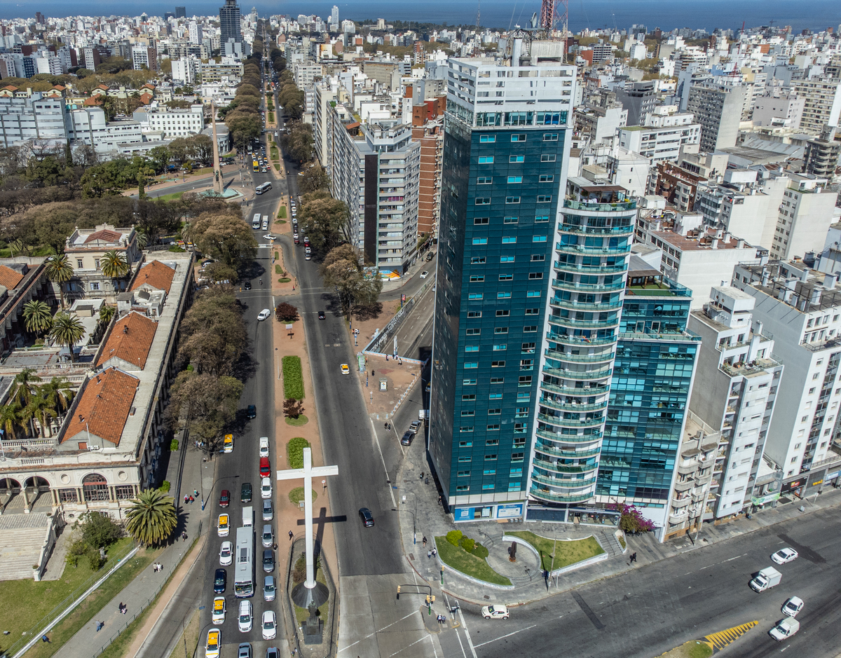 Fotografia de edifício residencial com drone em Montevideo. 