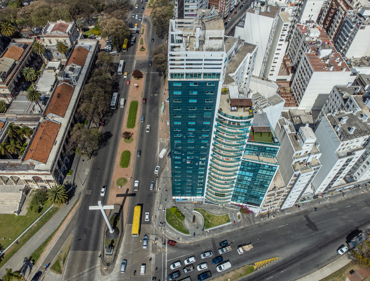 Fotografia de edifício residencial com drone no bairro de tres cruse, Montevideo. 