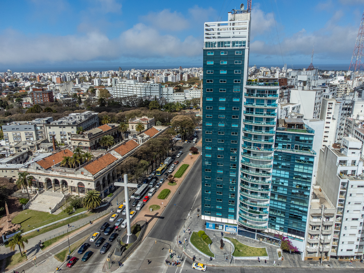 Fotografia de edifício residencial com drone no bairro de tres cruses, na capital do Uruguai, Montevideo. 
