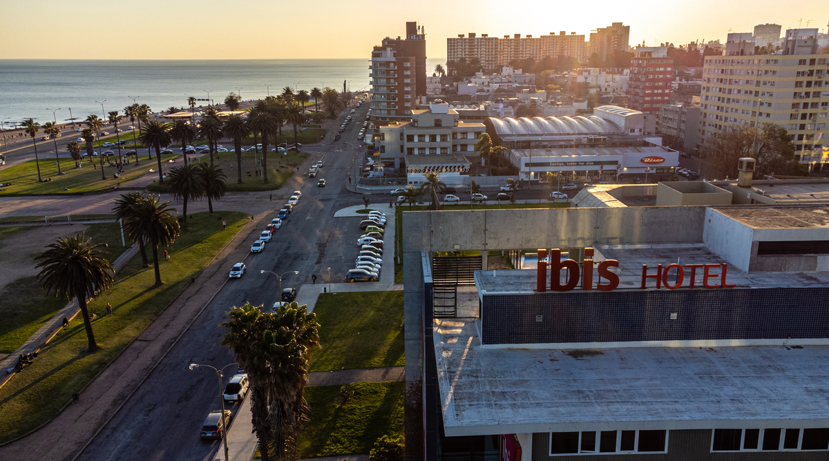 Fotografias aéreas do Hotel Ibis em Montevideo. Pôr do sol. 