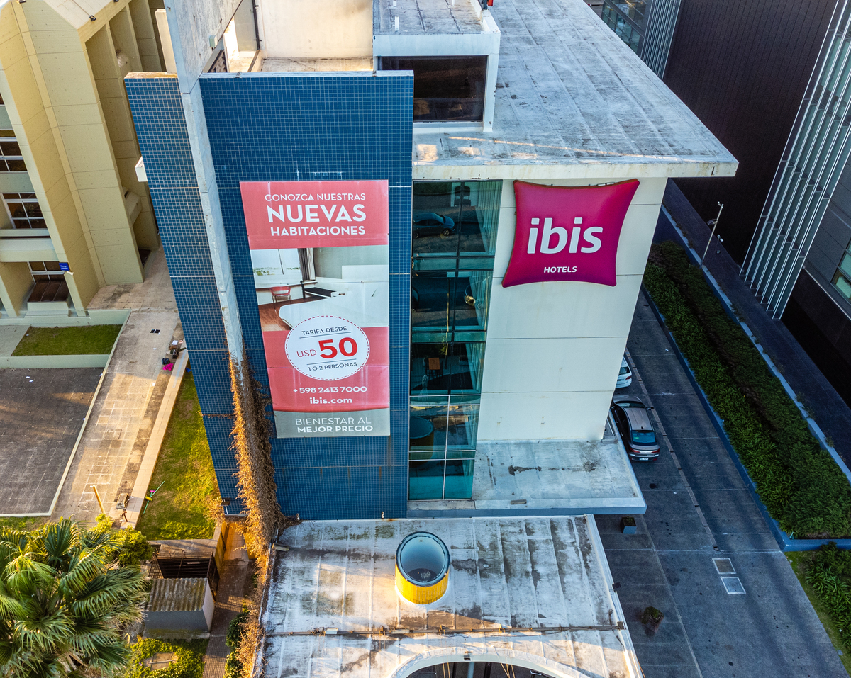 Fotografias aéreas do Hotel Ibis em Montevideo. Fachada do hotel 