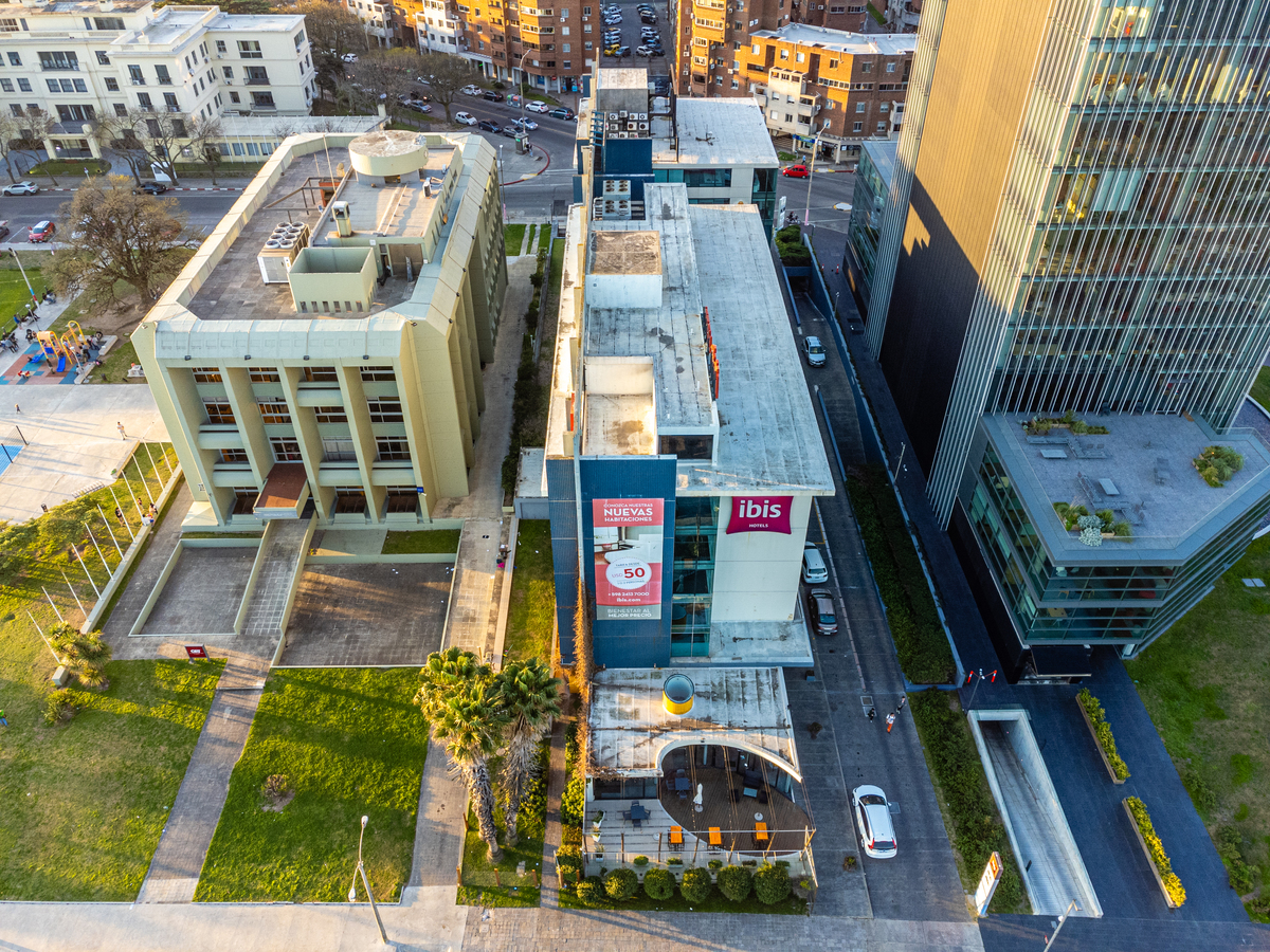 Fotografias aéreas do Hotel Ibis em Montevideo. Area externa do hotel. 