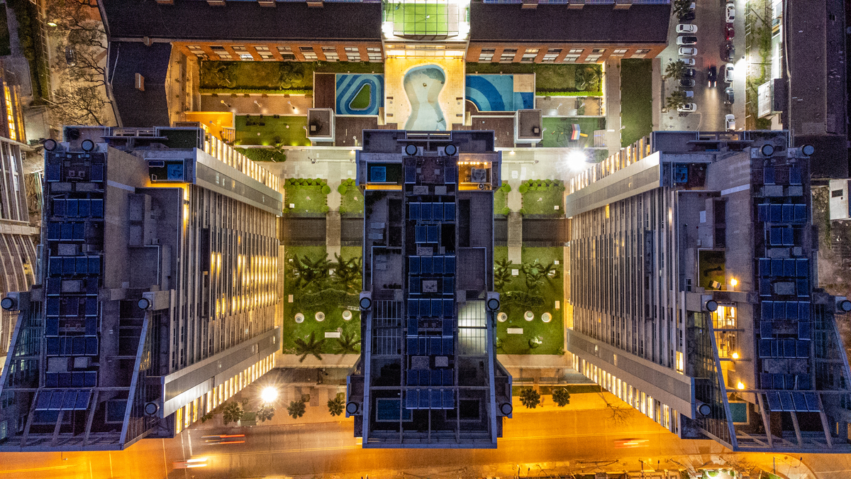 Vista da piscina no bairro Buceo. 