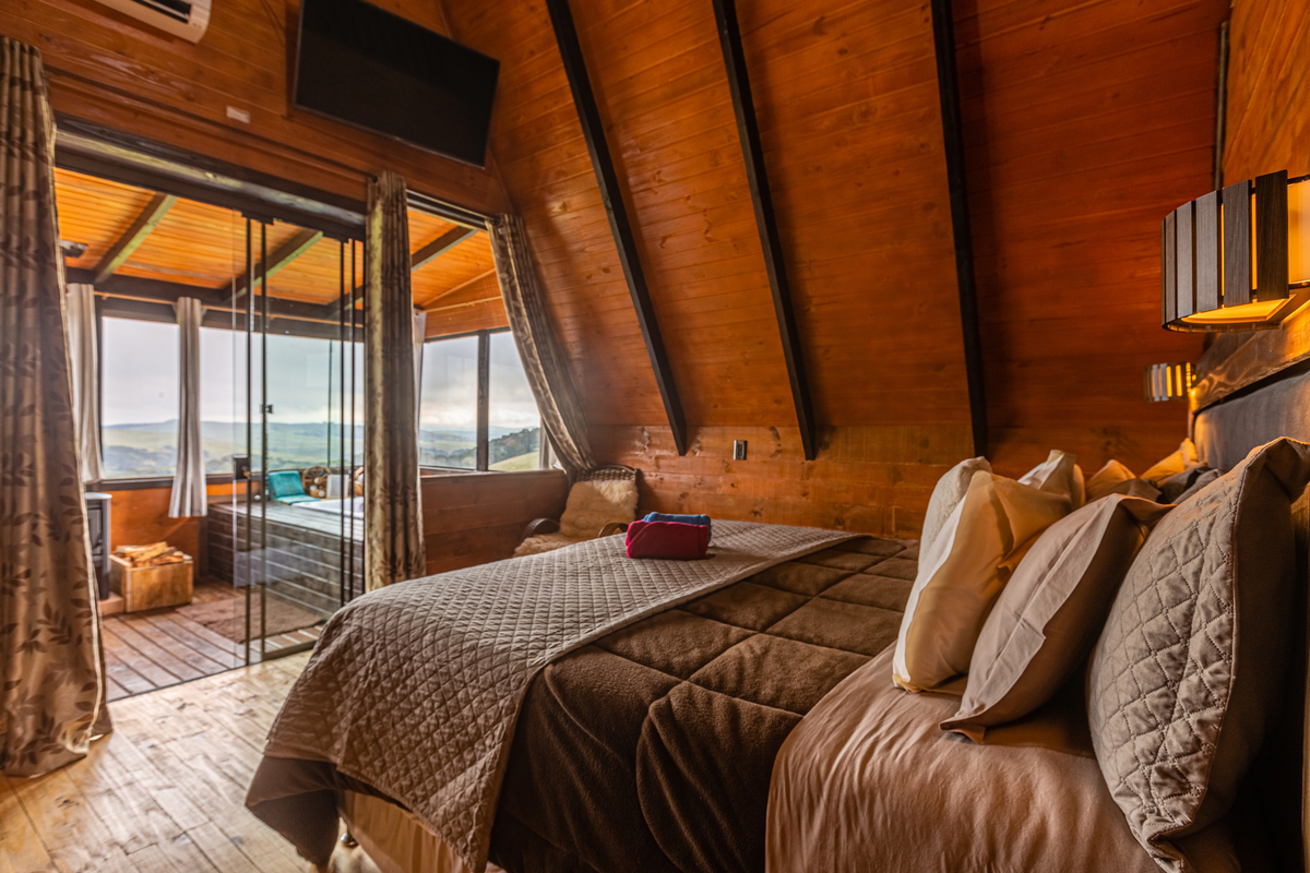 Cama casal na Vista do Vale Chalés