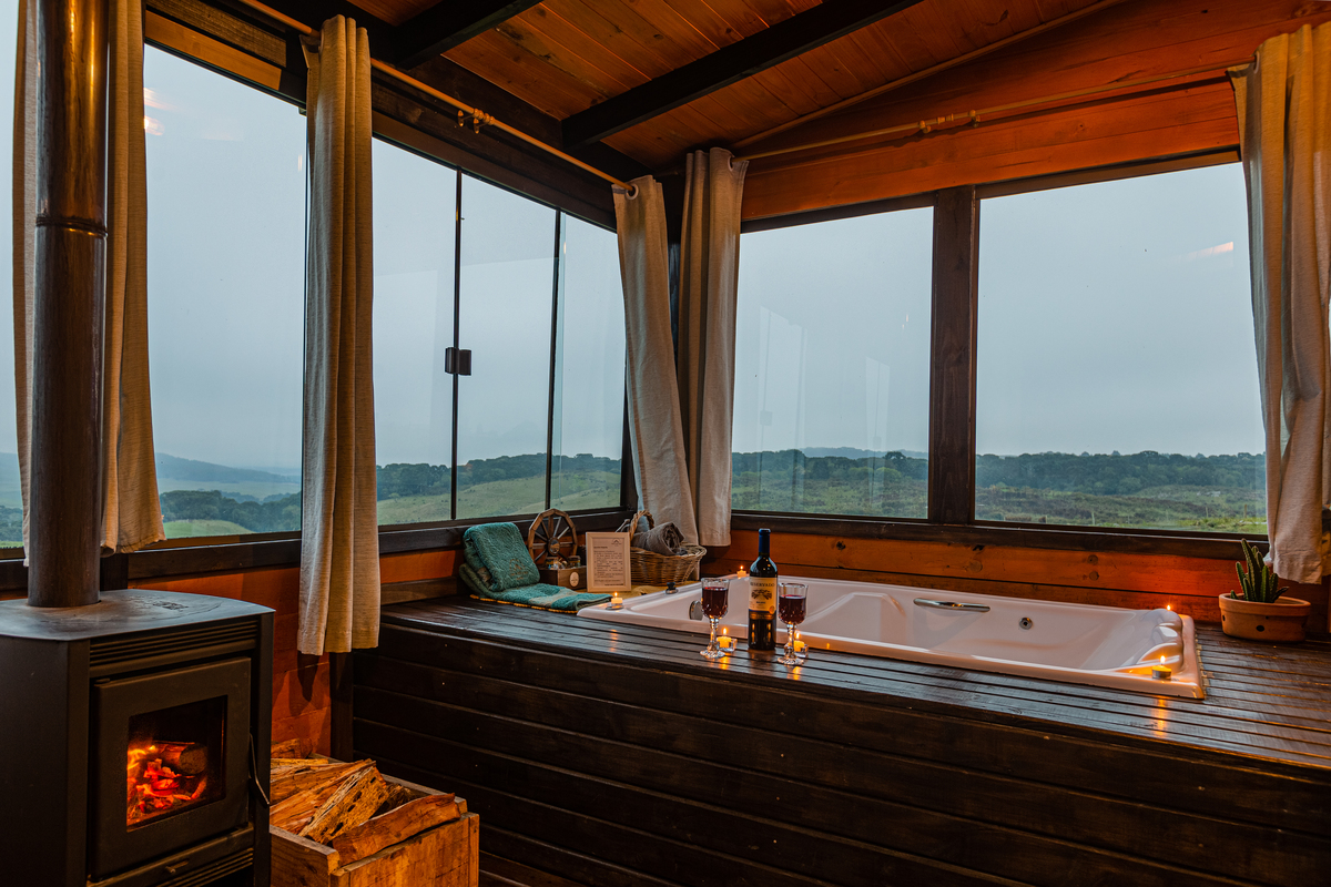 Vinho, fogo e uma banheira no Vista do Vale Chalés