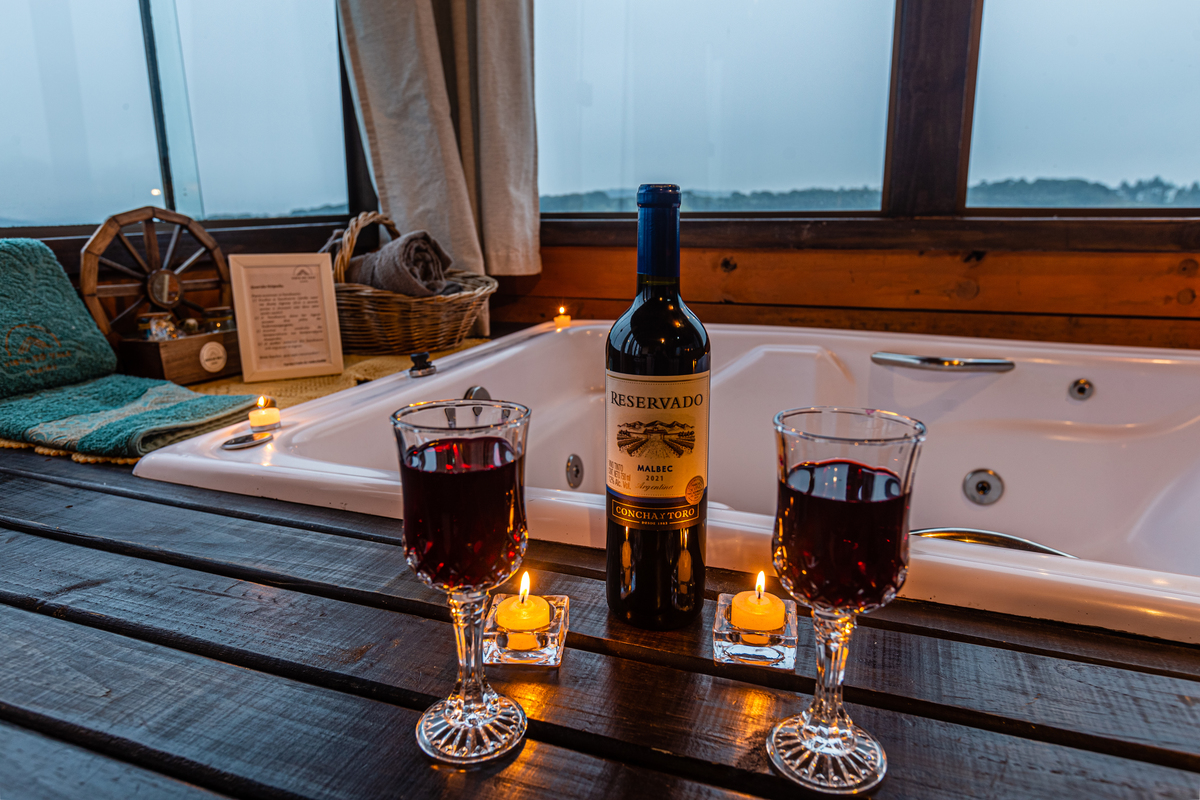Vinho na banheira no Vista do Vale Chalés