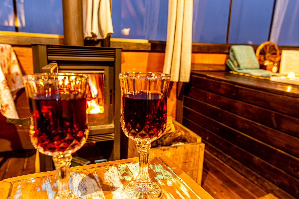 Vinho e Lareira no Vista do Vale Chalés