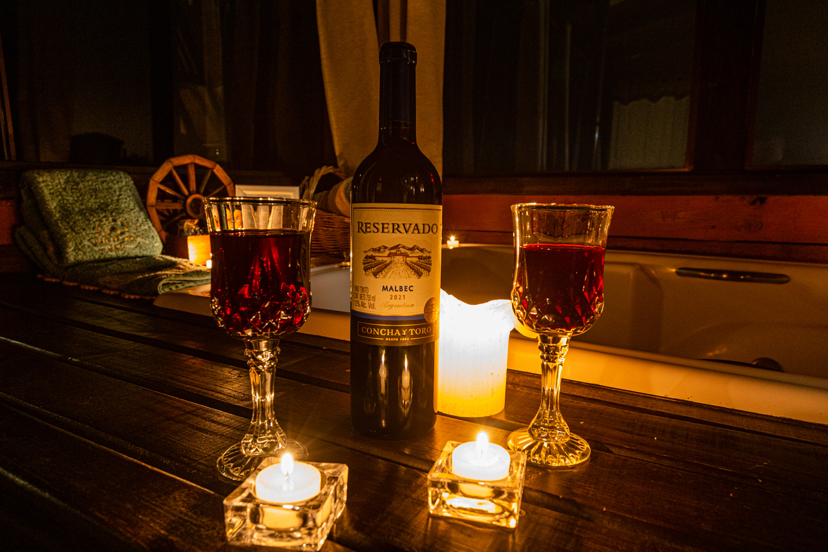 Vinhos, vela e romance no Vista do Vale Chalés