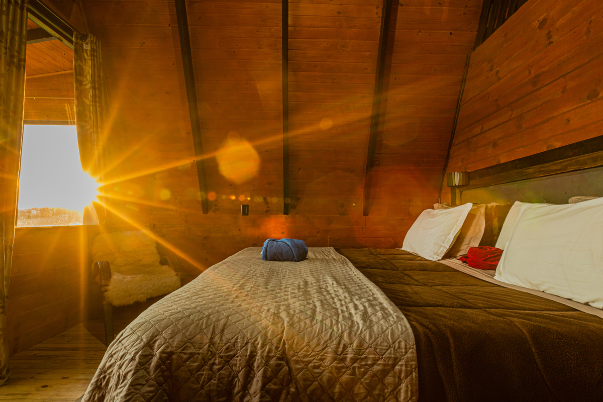 Por do sol na cama em Vista do Vale Chalés