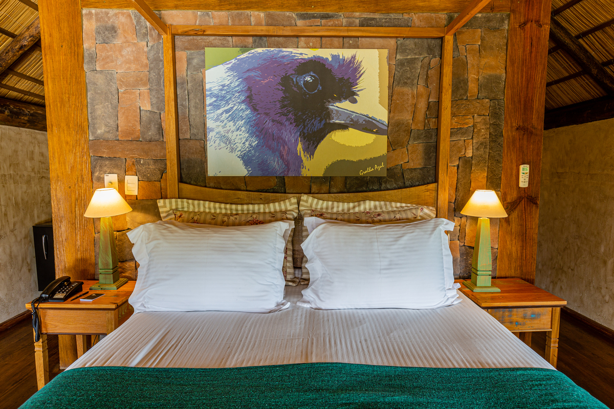 Gralha Azul decora o bangalô  no Parador Cambará do Sul 