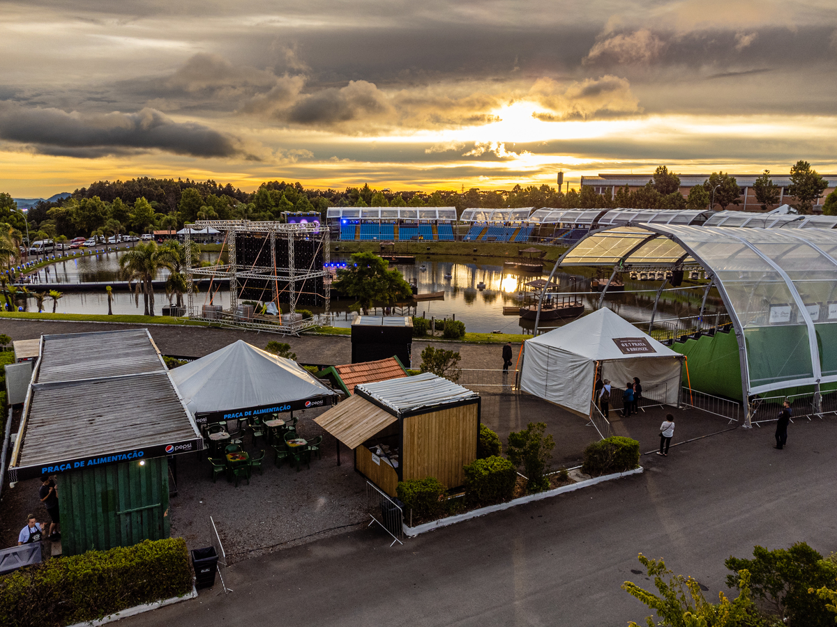 Praça de Alimentação da Pepsi no Serra Park em Gramado no Por do sol. 