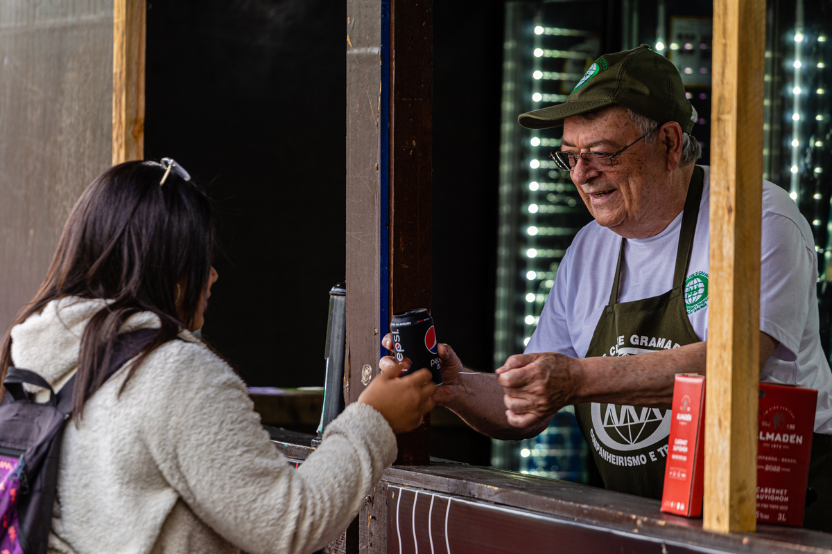 Cliente comprando uma Pepsi Black. Serra Park, Gramado. 