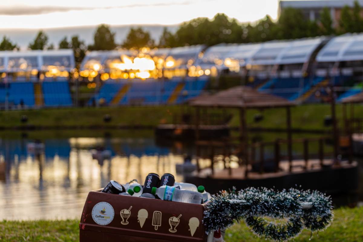 Entrega de bebidas para os visitantes do Serra Park em Gramado. 