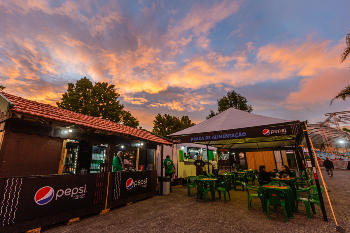 Final de tarde na praça de alimentação no Serra parque em Gramado. Natal luz 2022. 
