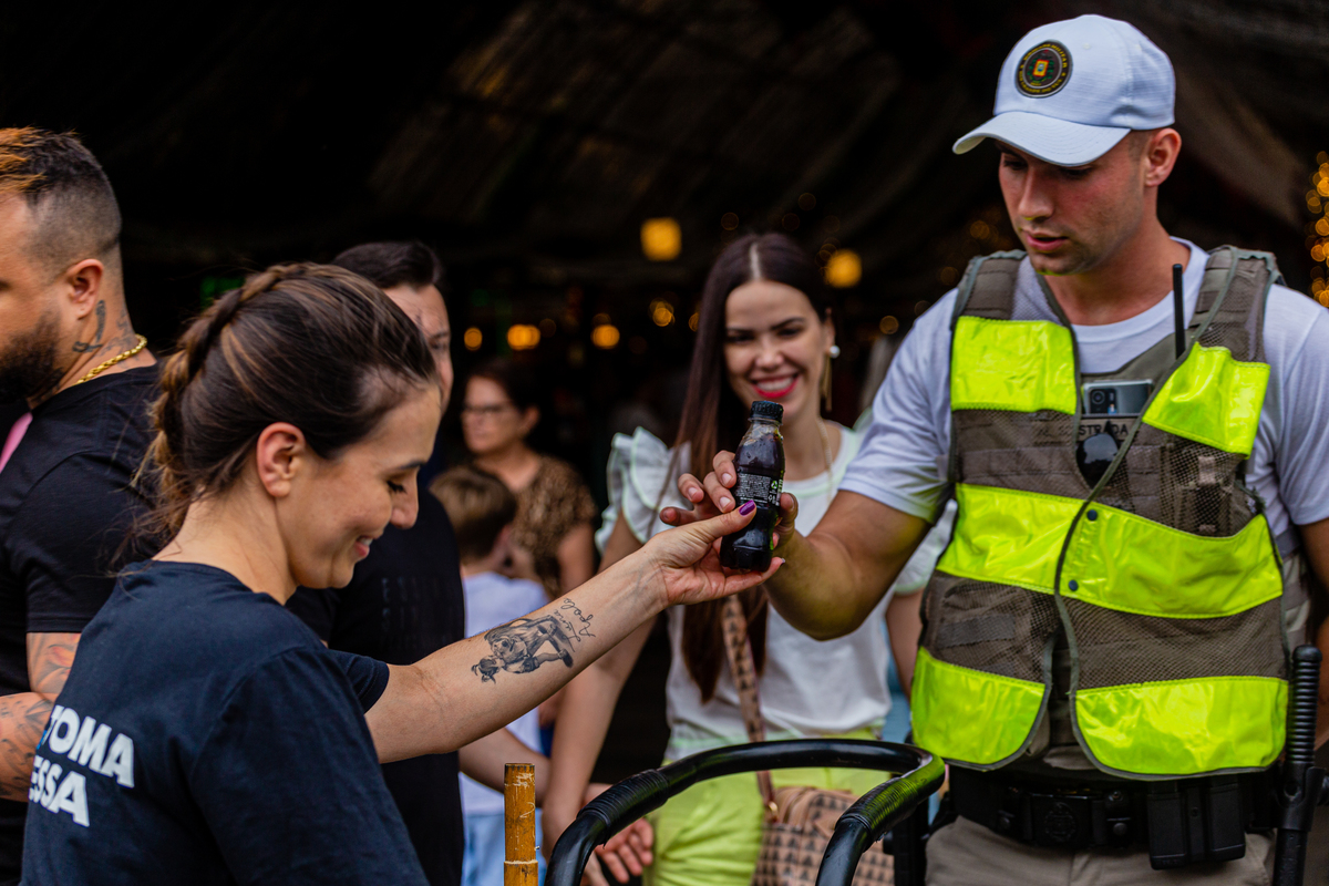 Blitz da Pepsi Black em Gramado.  Um brigadiano se refrescando com Pepsi Black 