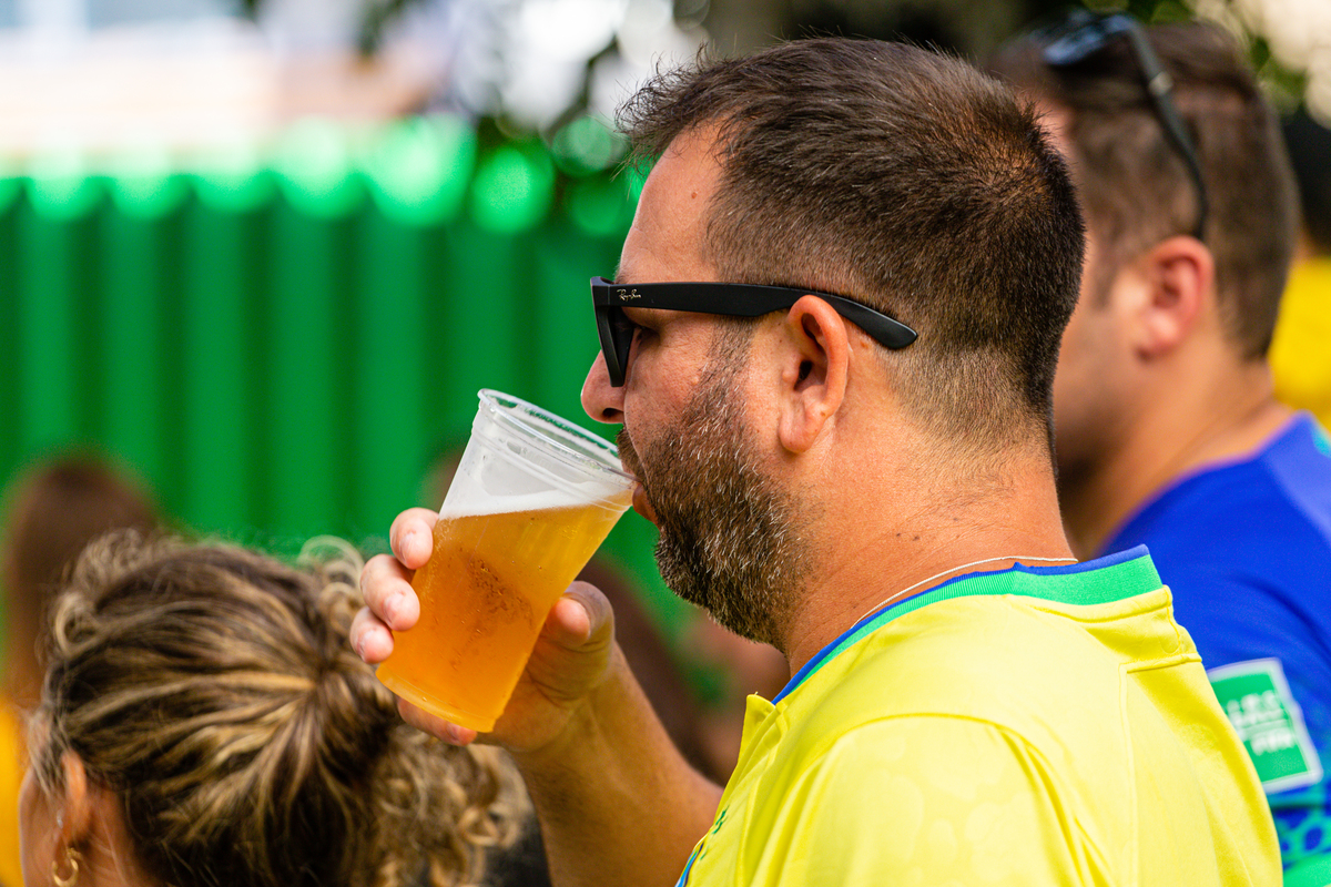 Refrescante a cerveja Brahma. 
