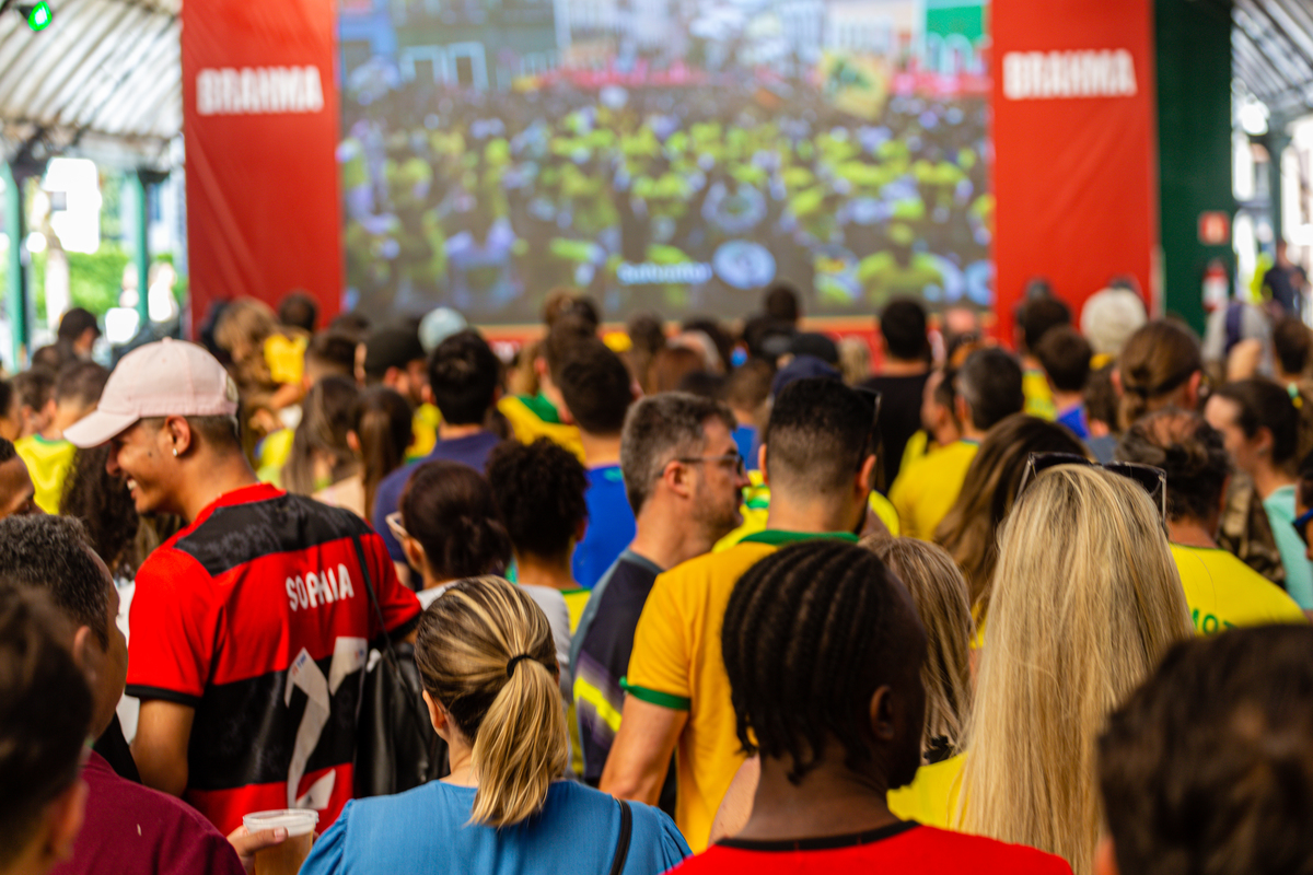 Rua coberta lotada para o jogo do Brasil. 
