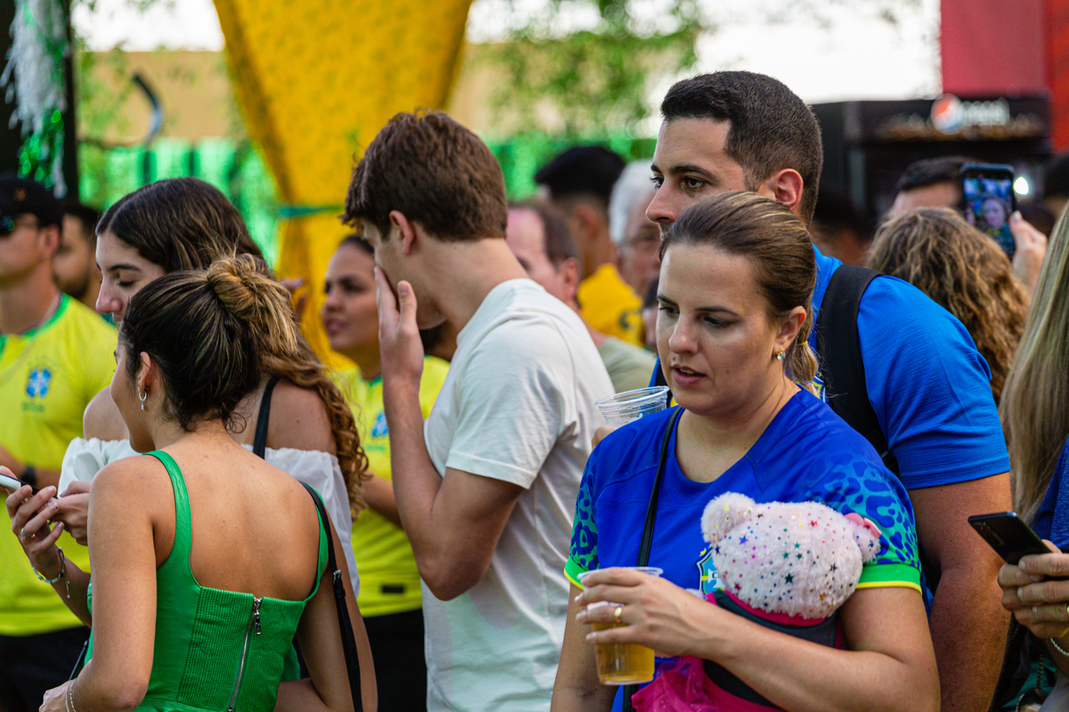 Torcida do Brasil bebendo Brahma em Gramado. 
