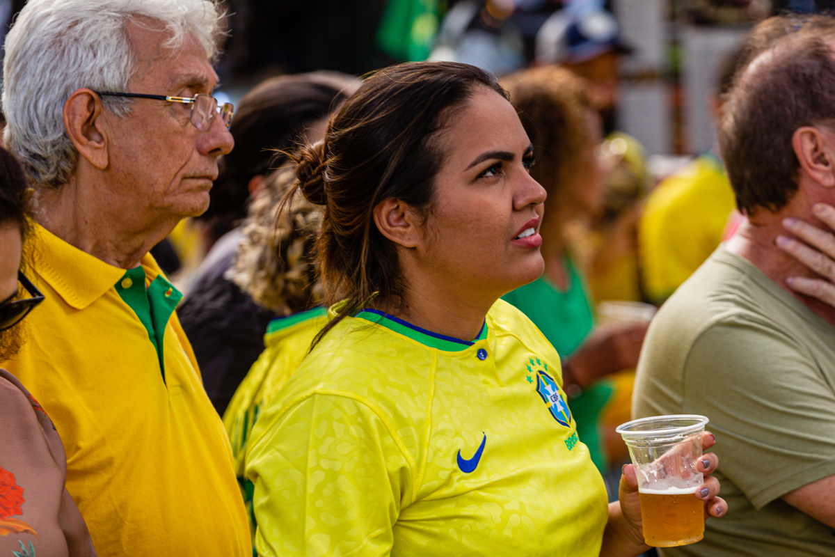 Torcedora brasileira e sua Brahma. 
