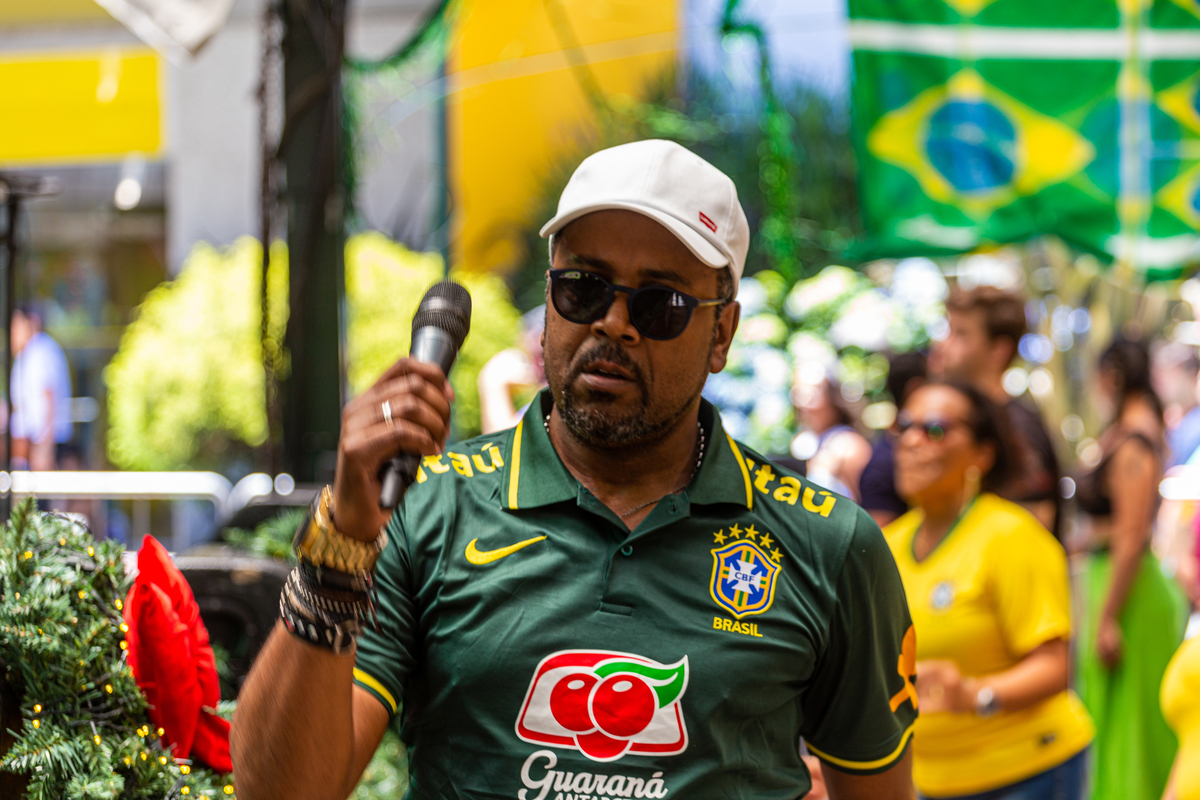 Show de pagode na rua Coberta patrocínio da cerveja Brahma.  cantor de pagode. 