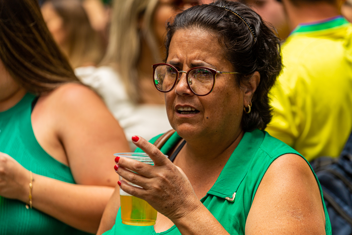 Show de pagode na rua Coberta patrocínio da cerveja Brahma.
 Uma senhora bebendo cerveja. 