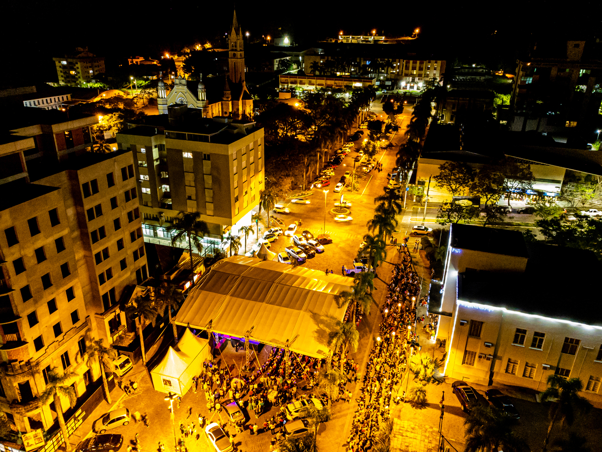 Palco Montado na frente da prefeitura de Nova Prata  fotografia noturna de Eduardo Brancalion 