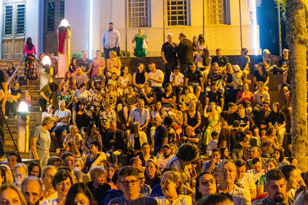 Publico sentado na prefeitura para ver o bailado gaúcho 