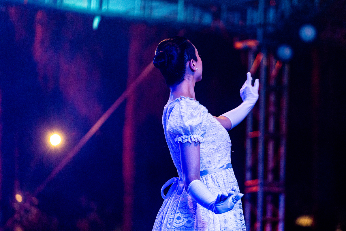 Dança de uma atriz do  Bailado Gaúcho