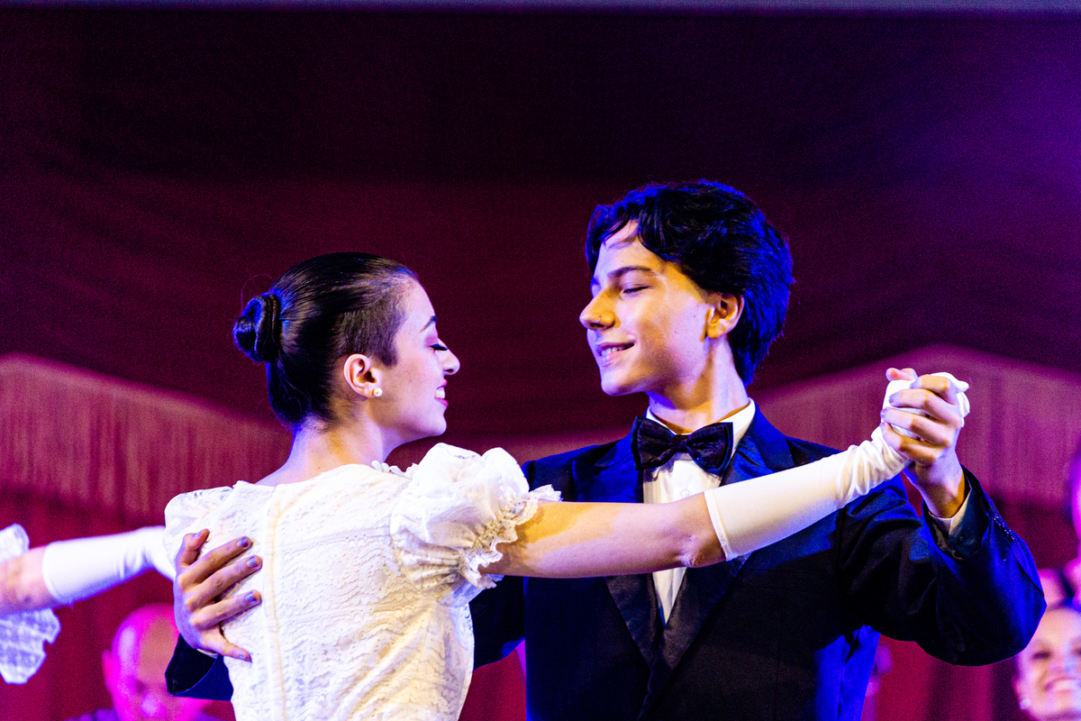 Casal de Artistas do Bailado Gaúcho dançando valsa 