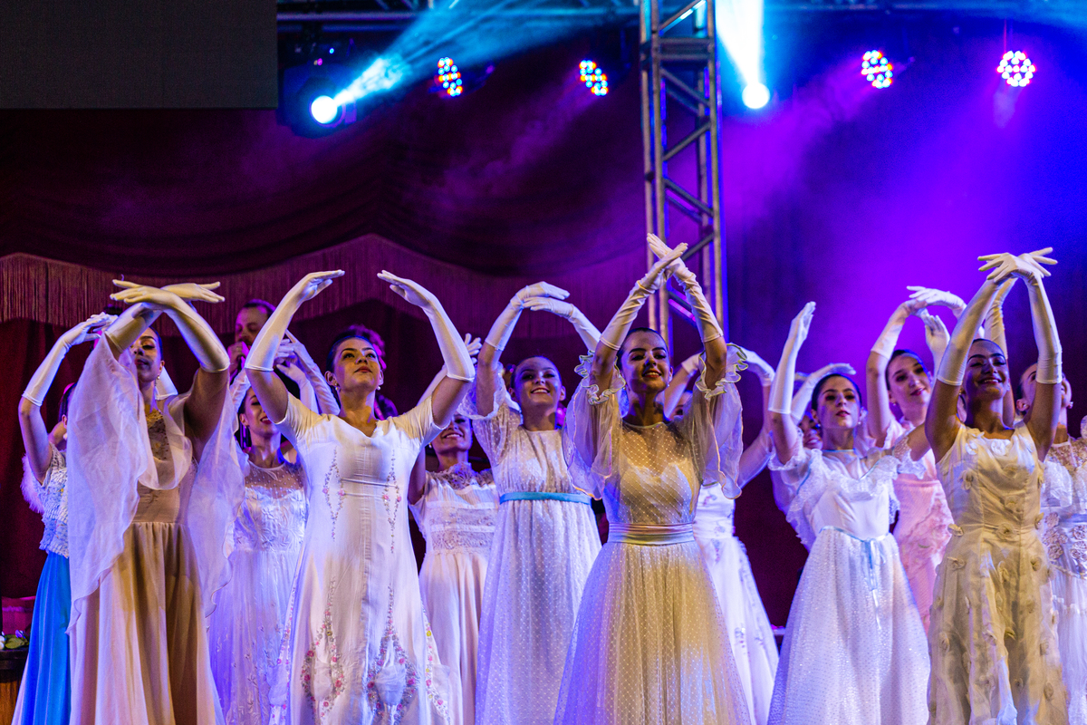 Inúmeras dançarinas do Bailado Gaúcho