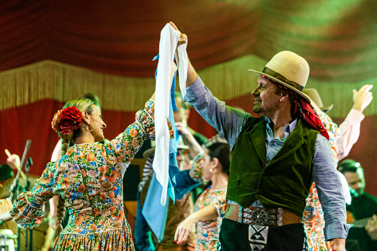 Casal representando o povo gaúcho do Bailado Gaúcho