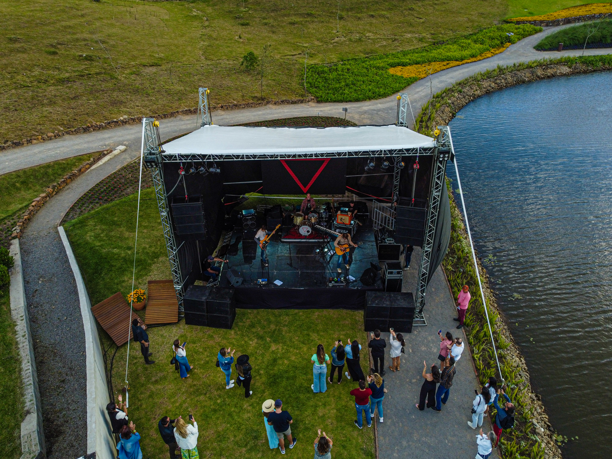 Fotos de drone do Show do Duca Leindecker e do Alemão Ronaldo em celebração a um ano de Vida Do Matria, parque de Flores.  