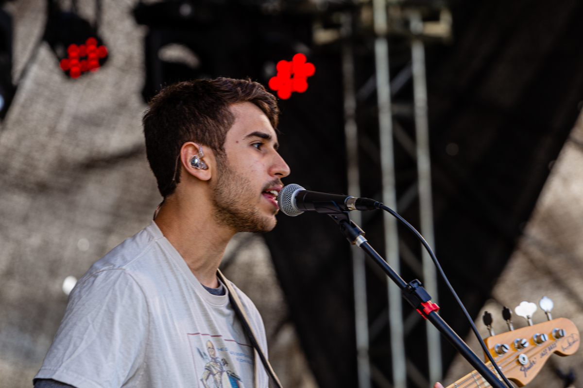 Guilherme Leindecker no baixo no matria. 