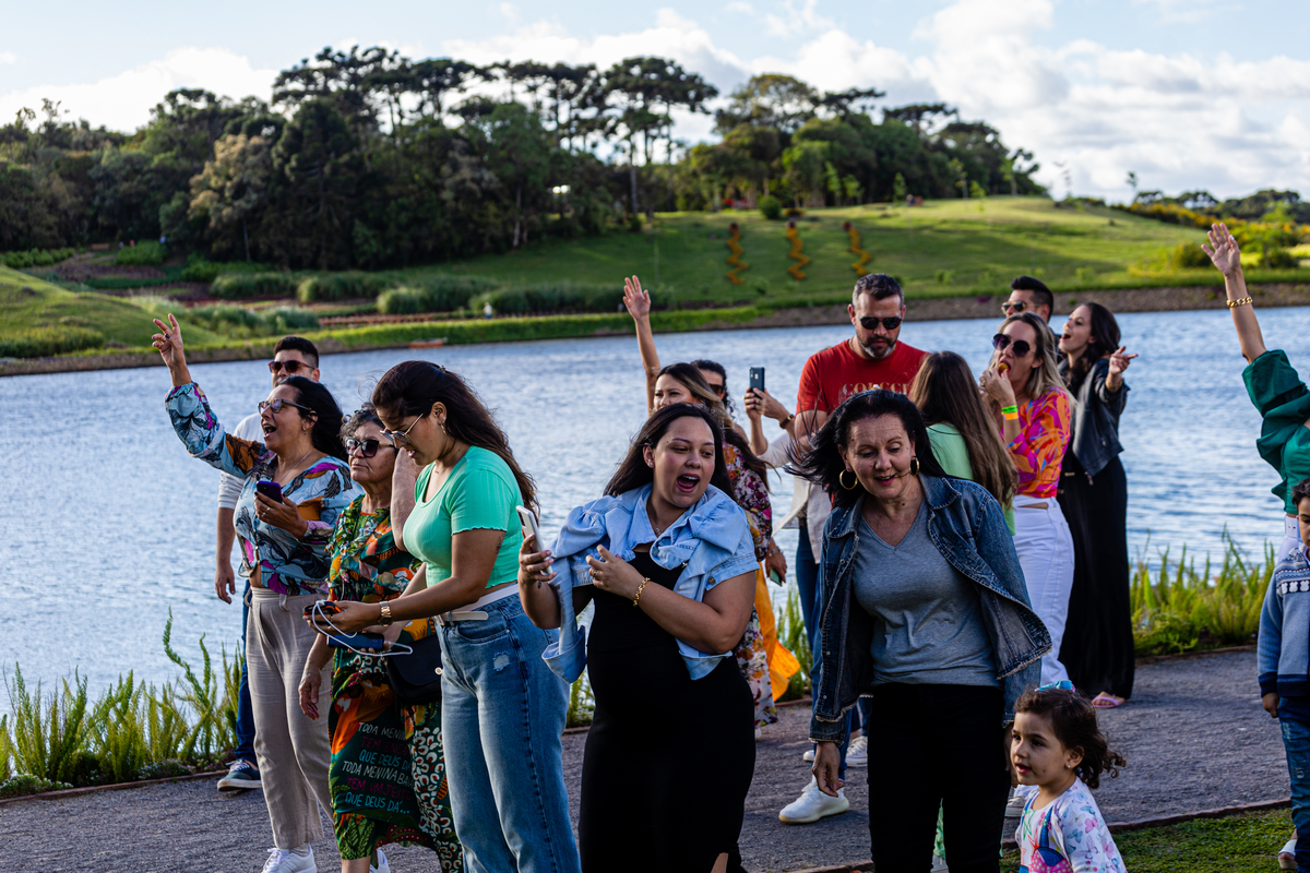 Fotos do publico  no Show do Duca Leindecker e do Alemão Ronaldo em celebração a um ano de Vida Do Matria, parque de Flores. 