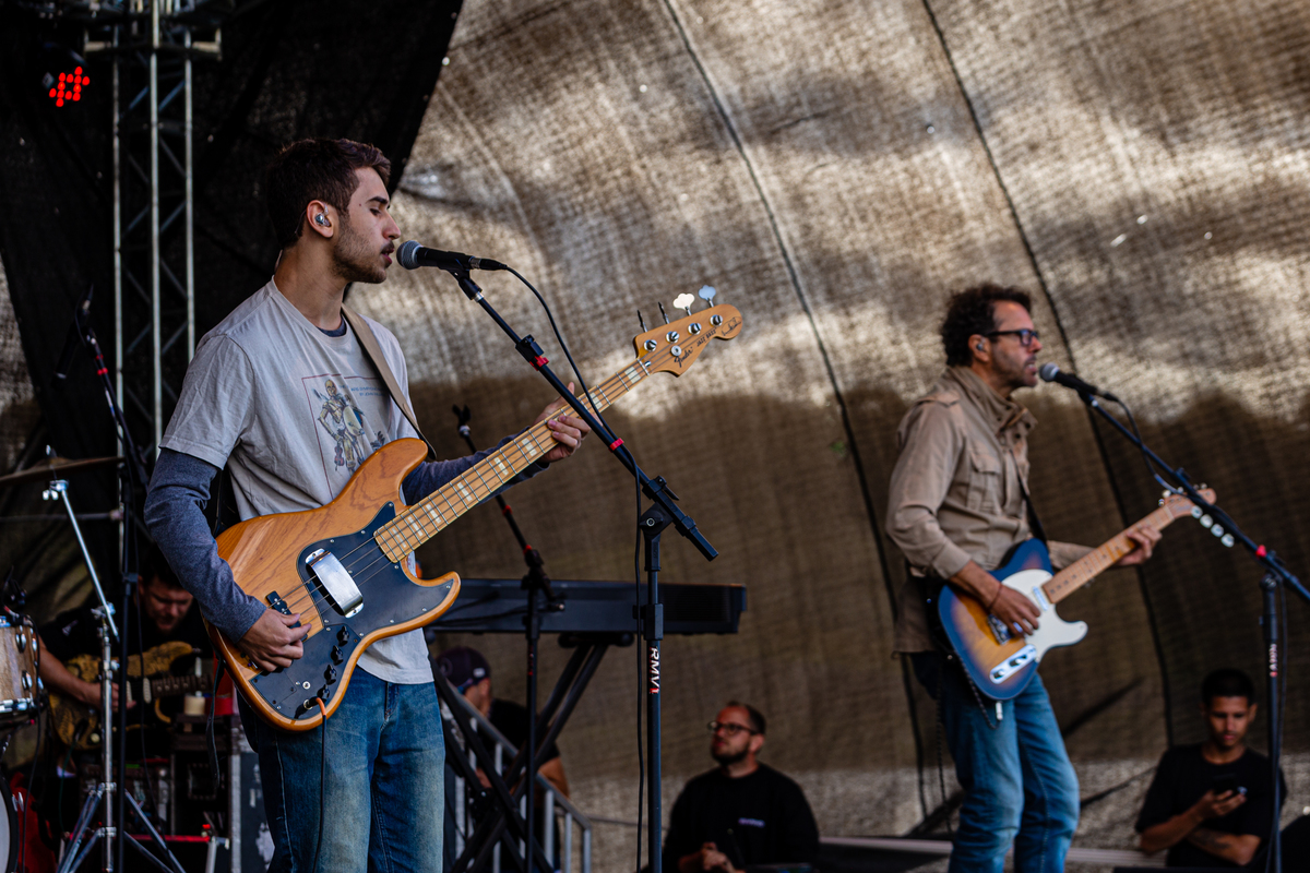 Guilherme Leindecker e Duca Leindecker no baixo no matria. 