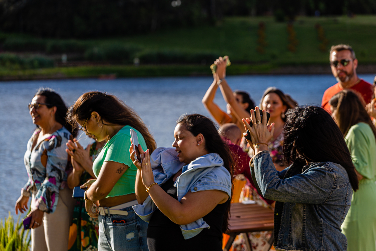 Fotos do publico  no Show do Duca Leindecker e do Alemão Ronaldo em celebração a um ano de Vida Do Matria, parque de Flores. 