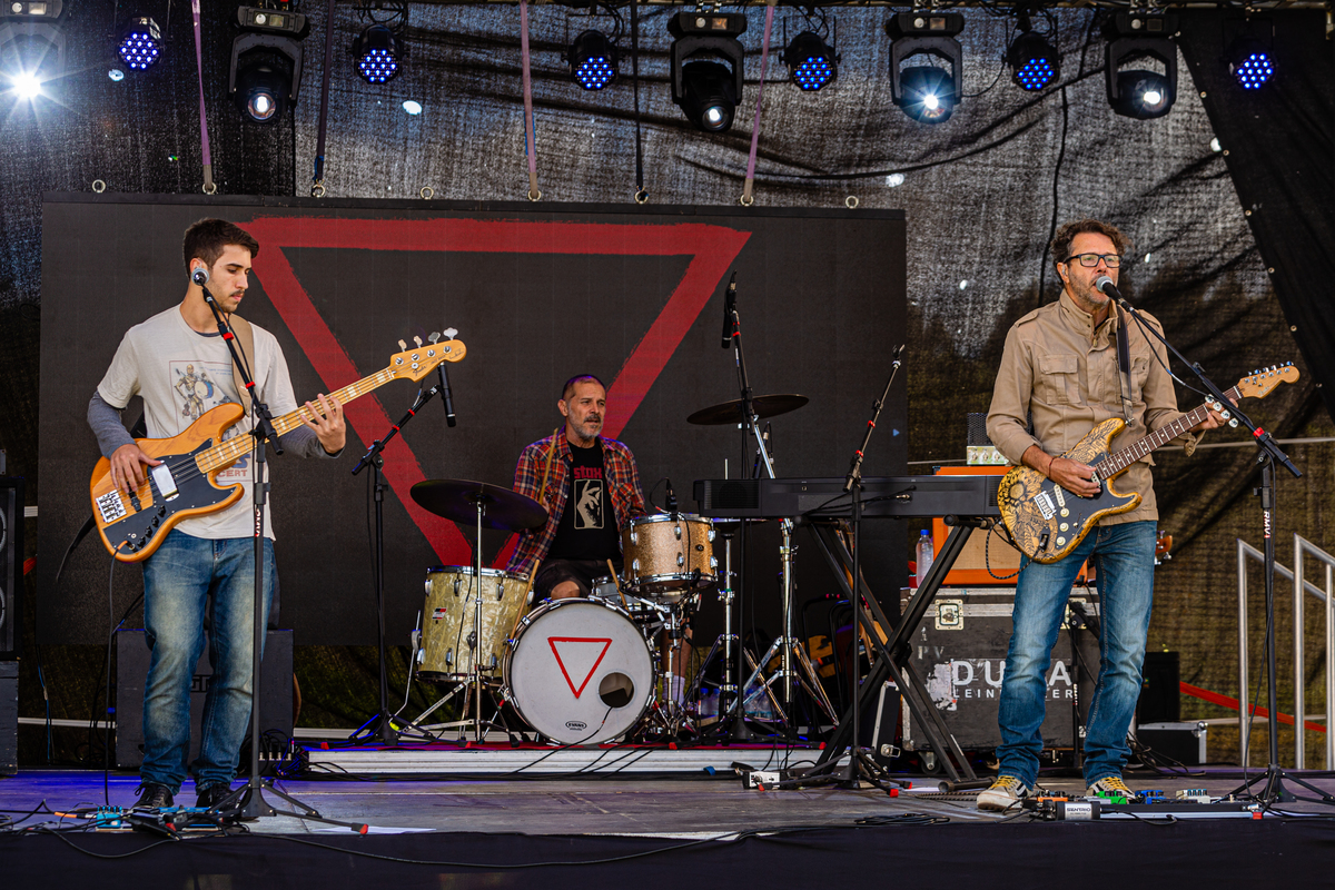 Duca leindecker,  Guilherme Leindecker no baixo. O projeto triângulo também conta com Claudio Matos na bateria.