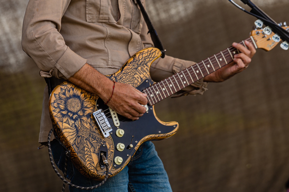 Bela guitarra  do  Duca Leindecker para a celebração de um ano de vida do  Mátria parque de Flores.