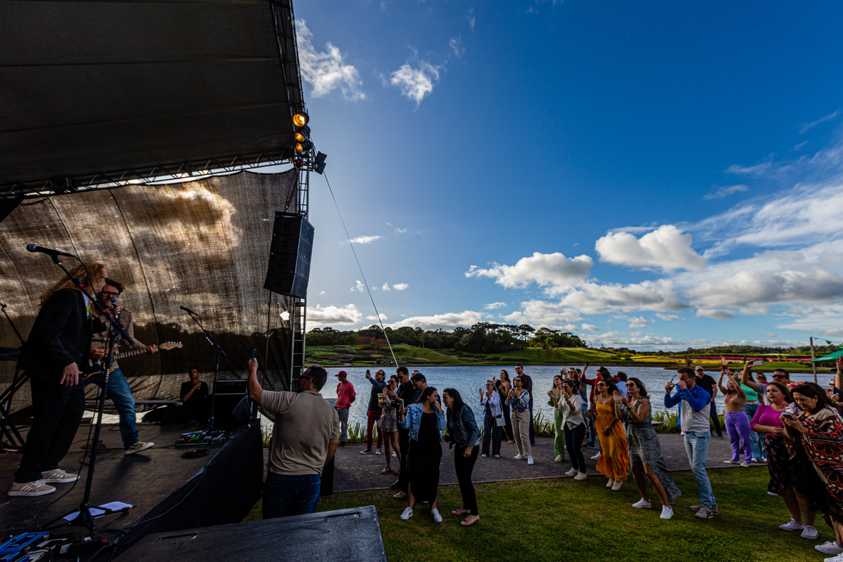 Fotos do publico e do palco no Show do Duca Leindecker e do Alemão Ronaldo em celebração a um ano de Vida Do Matria, parque de Flores. 