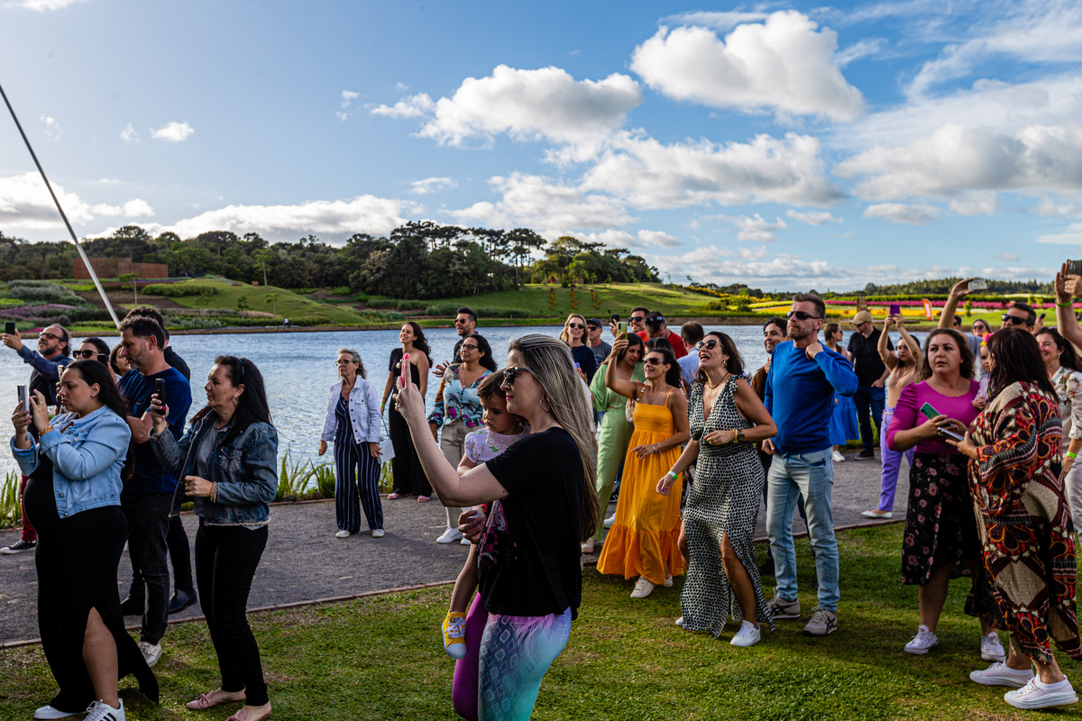 Fotos do publico e do palco no Show do Duca Leindecker e do Alemão Ronaldo em celebração a um ano de Vida Do Matria, parque de 