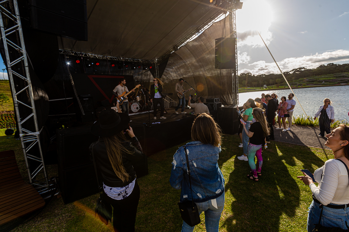 Fotos do publico e do palco no Show do Duca Leindecker e do Alemão Ronaldo em celebração a um ano de Vida Do Matria, parque de Flores. 