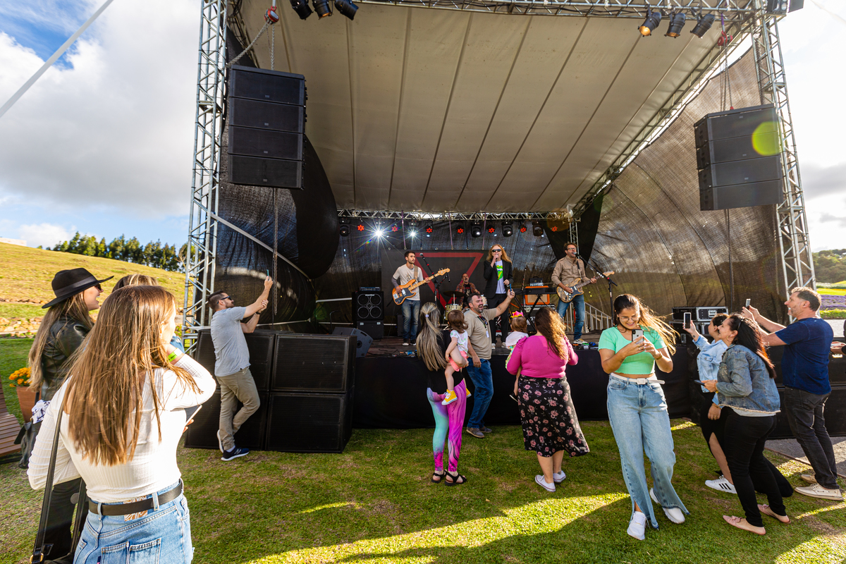 Fotos do publico e do palco no Show do Duca Leindecker e do Alemão Ronaldo em celebração a um ano de Vida Do Matria, parque de Flores.  