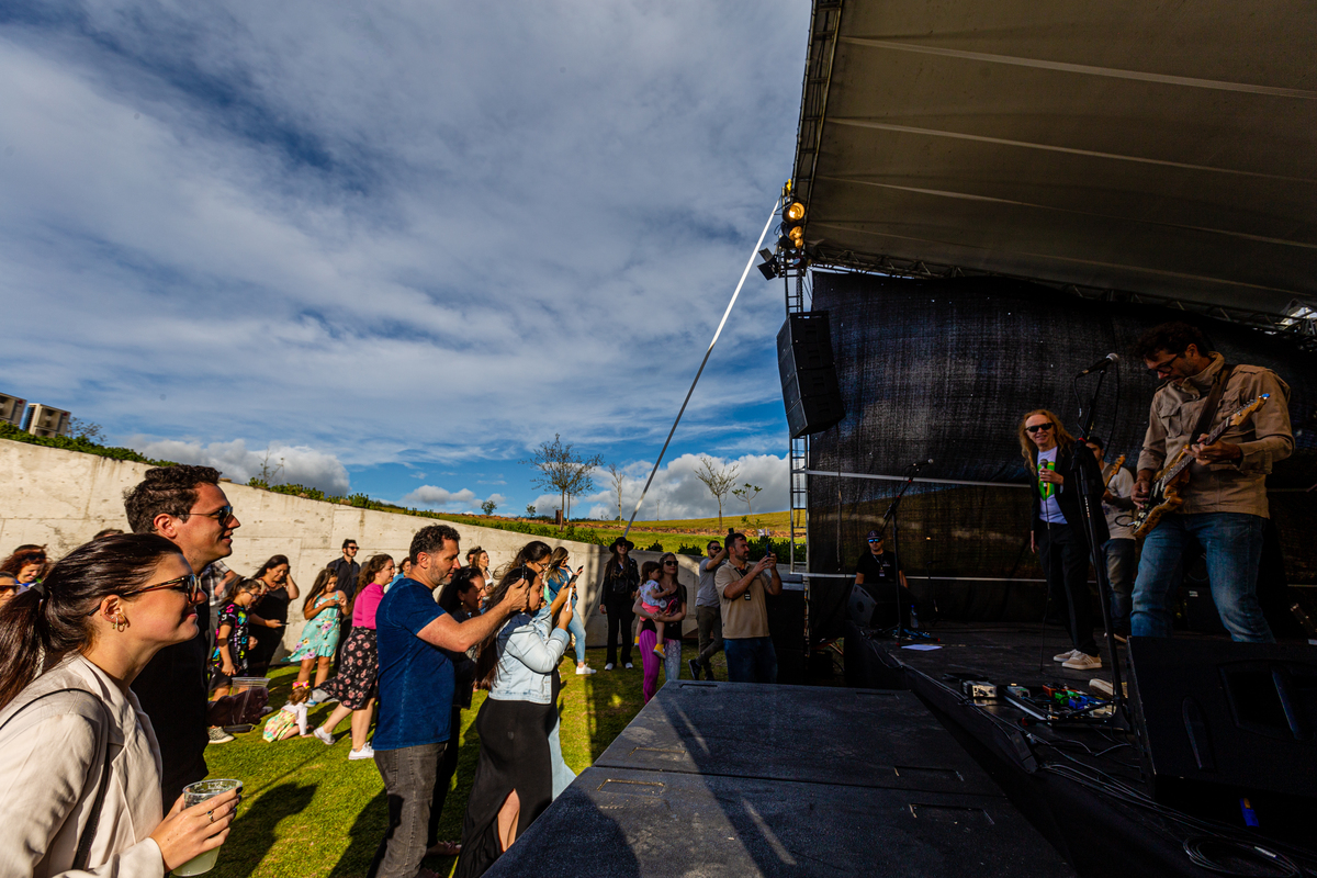 Fotos do publico e do palco no Show do Duca Leindecker e do Alemão Ronaldo em celebração a um ano de Vida Do Matria, parque de Flores. 