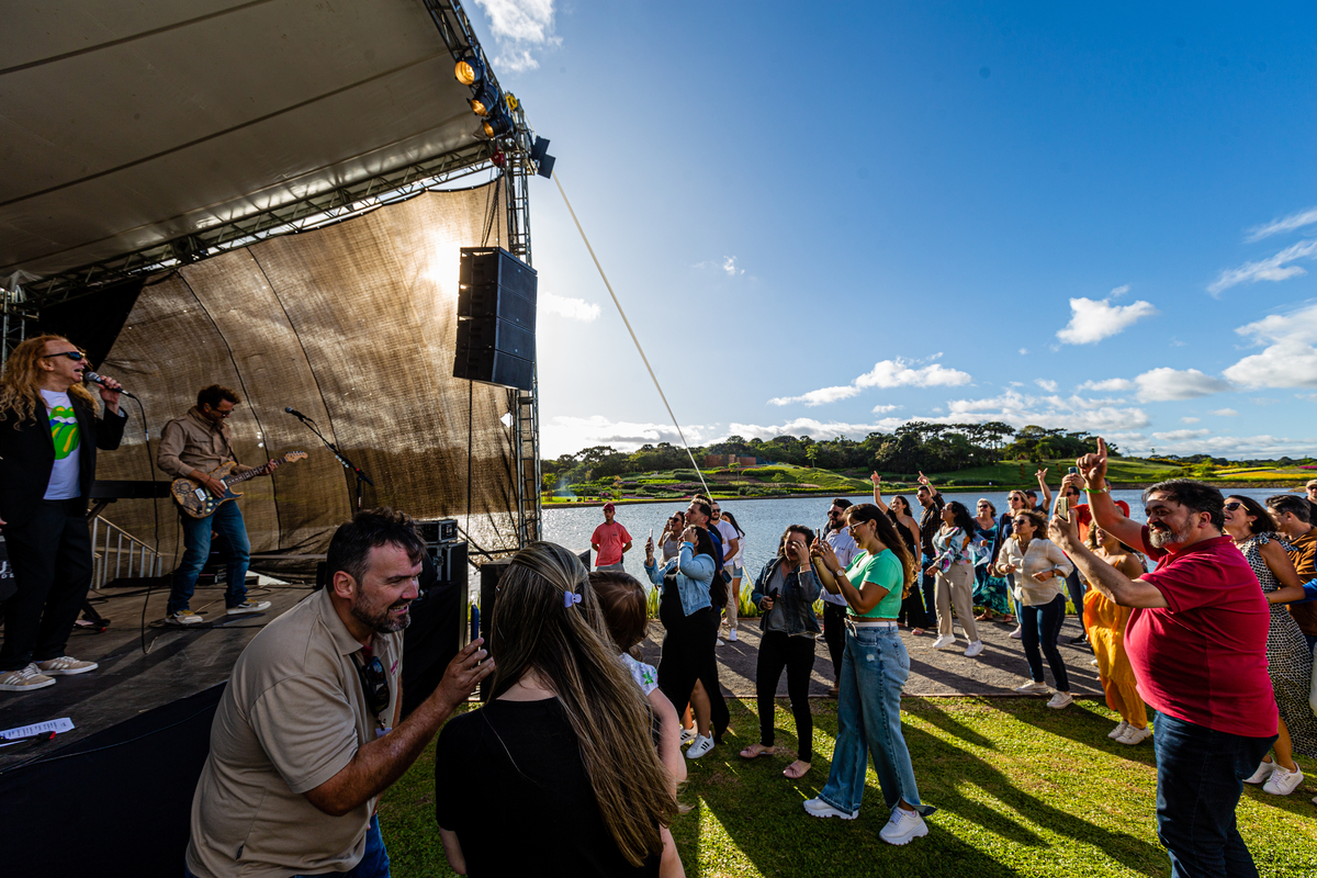 Fotos do publico  no Show do Duca Leindecker e do Alemão Ronaldo em celebração a um ano de Vida Do Matria, parque de Flores. 