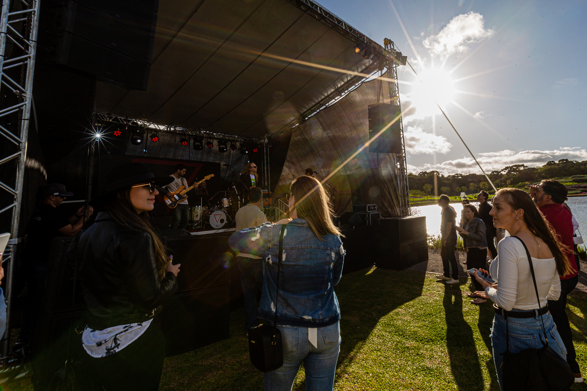 Fotos do publico e do palco no Show do Duca Leindecker e do Alemão Ronaldo em celebração a um ano de Vida Do Matria, parque de Flores. 