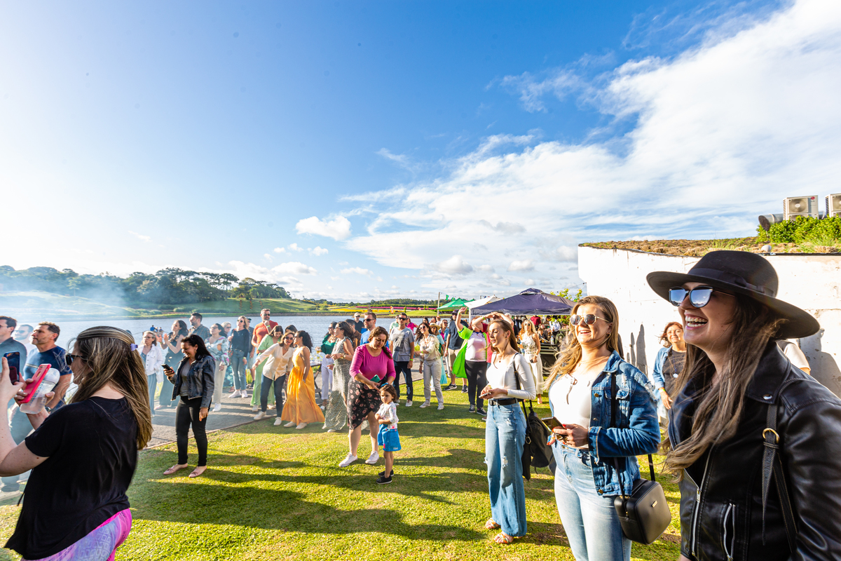 Fotos do publico  no Show do Duca Leindecker e do Alemão Ronaldo em celebração a um ano de Vida Do Matria, parque de Flores. 