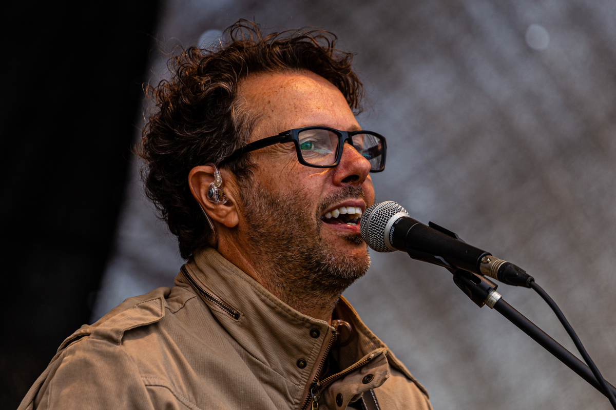  Duca Leindecker cantando. 