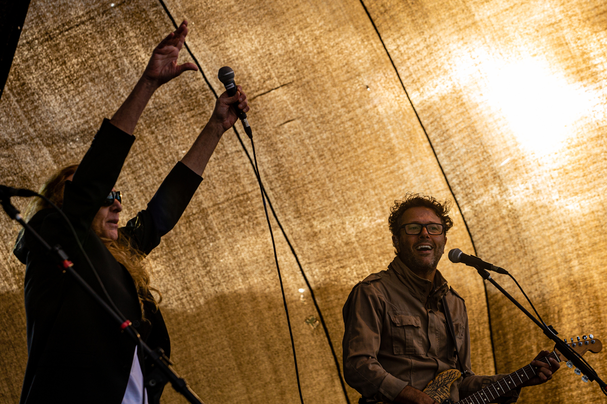 Fotos do Show do Duca Leindecker e do Alemão Ronaldo em celebração a um ano de Vida Do Matria, parque de Flores.  Sol atras. 