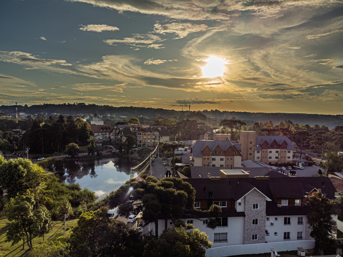 Fotografia de Drone para empreendimentos imobiliários em Gramado e Canela.  Lago do bairro Carniel. 